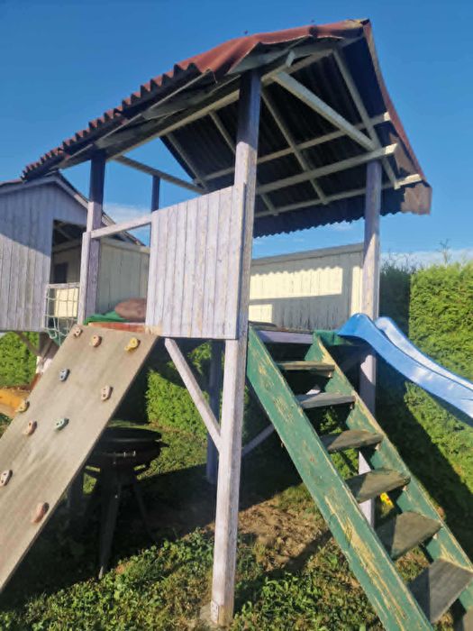 Plac zabaw, drewniany domek dla dzieci