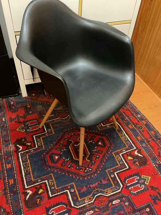 Cadeira preta com pés de madeira