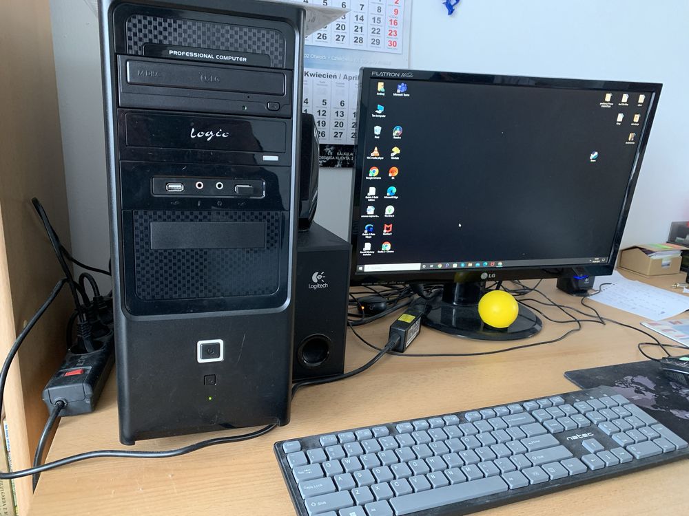 Komputer stacjonarny wraz z monitorem do pracy biurowej
