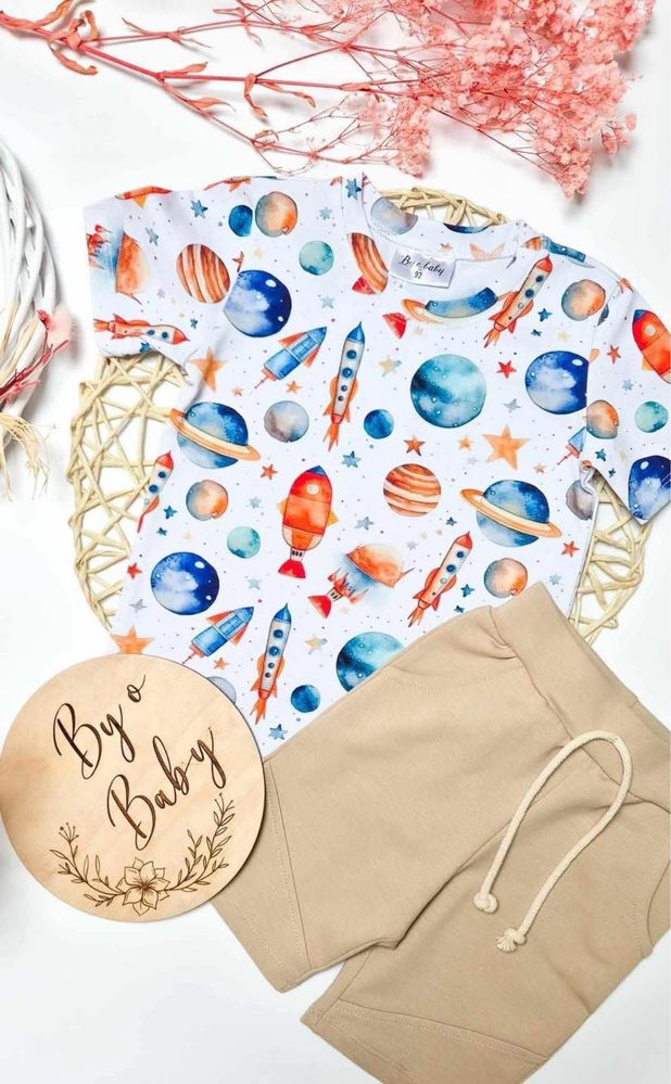 By o baby komplet bluzka planety + spodenki beżowe 122 cm
