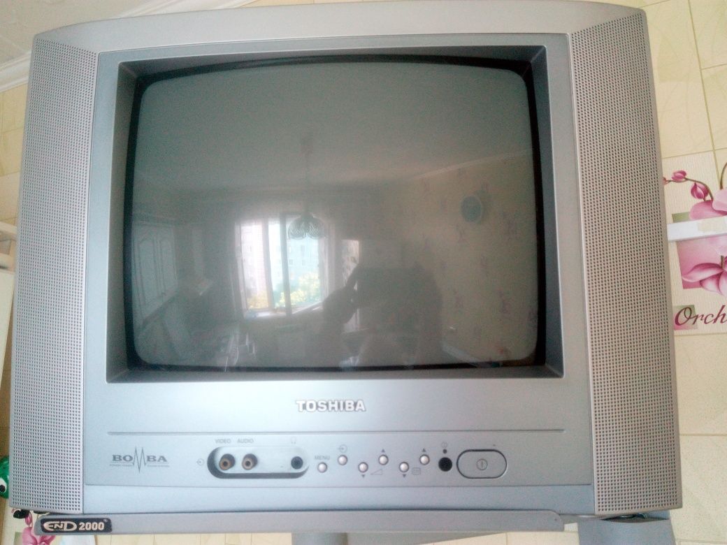 Телевизор Тошиба с кронштейном