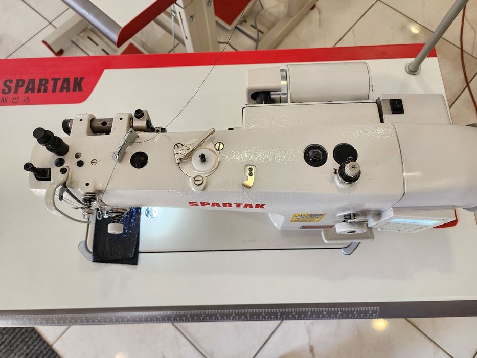 Швейная прямострочная  промышленная машина с двойным продвижением