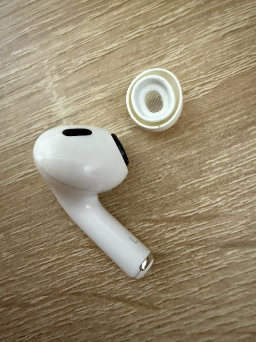 Продам левый наушник для airpods pro 2 (A2699)