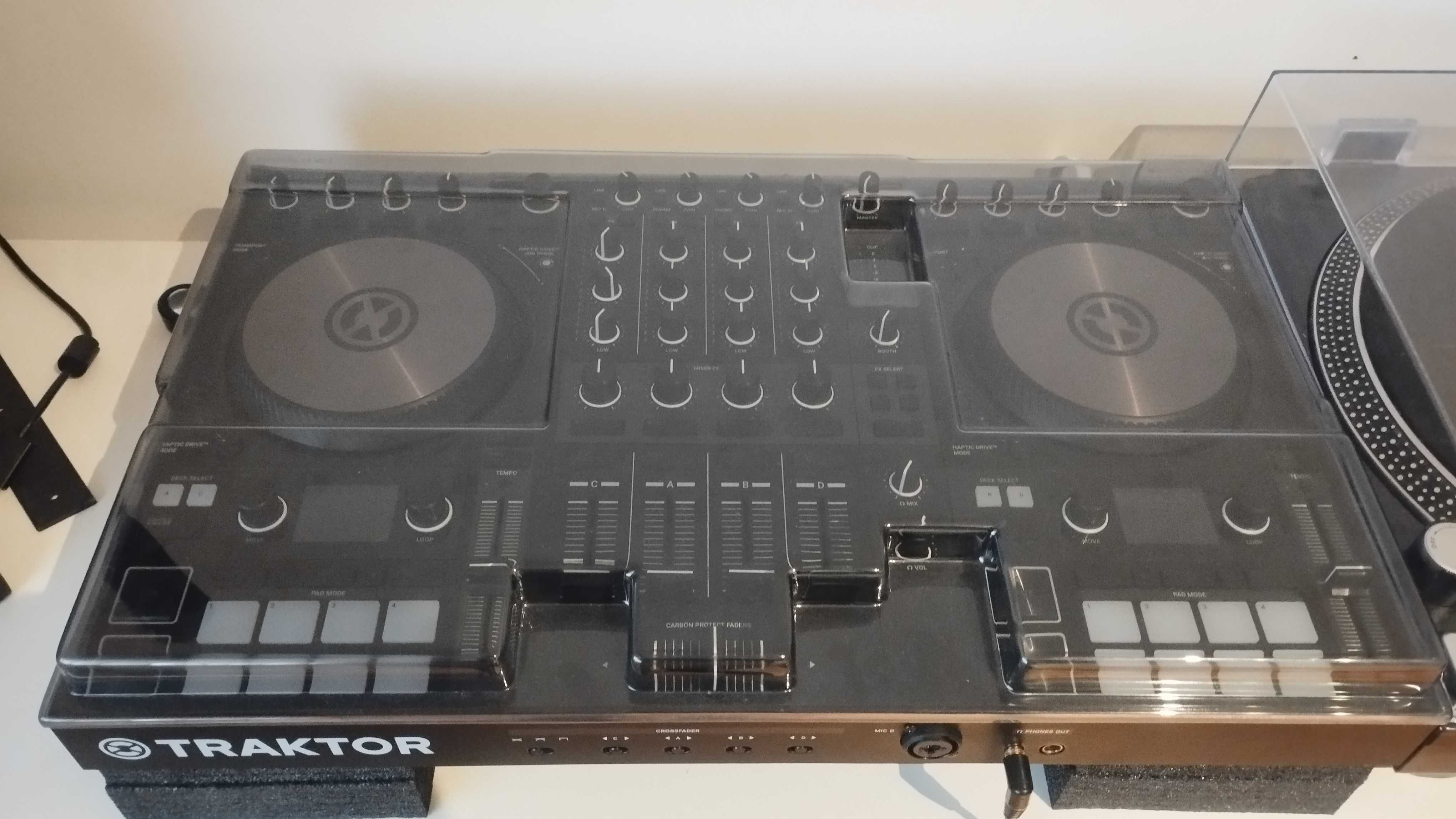 Controladora Traktor S4 MK3 + Decksaver + Mala UDG