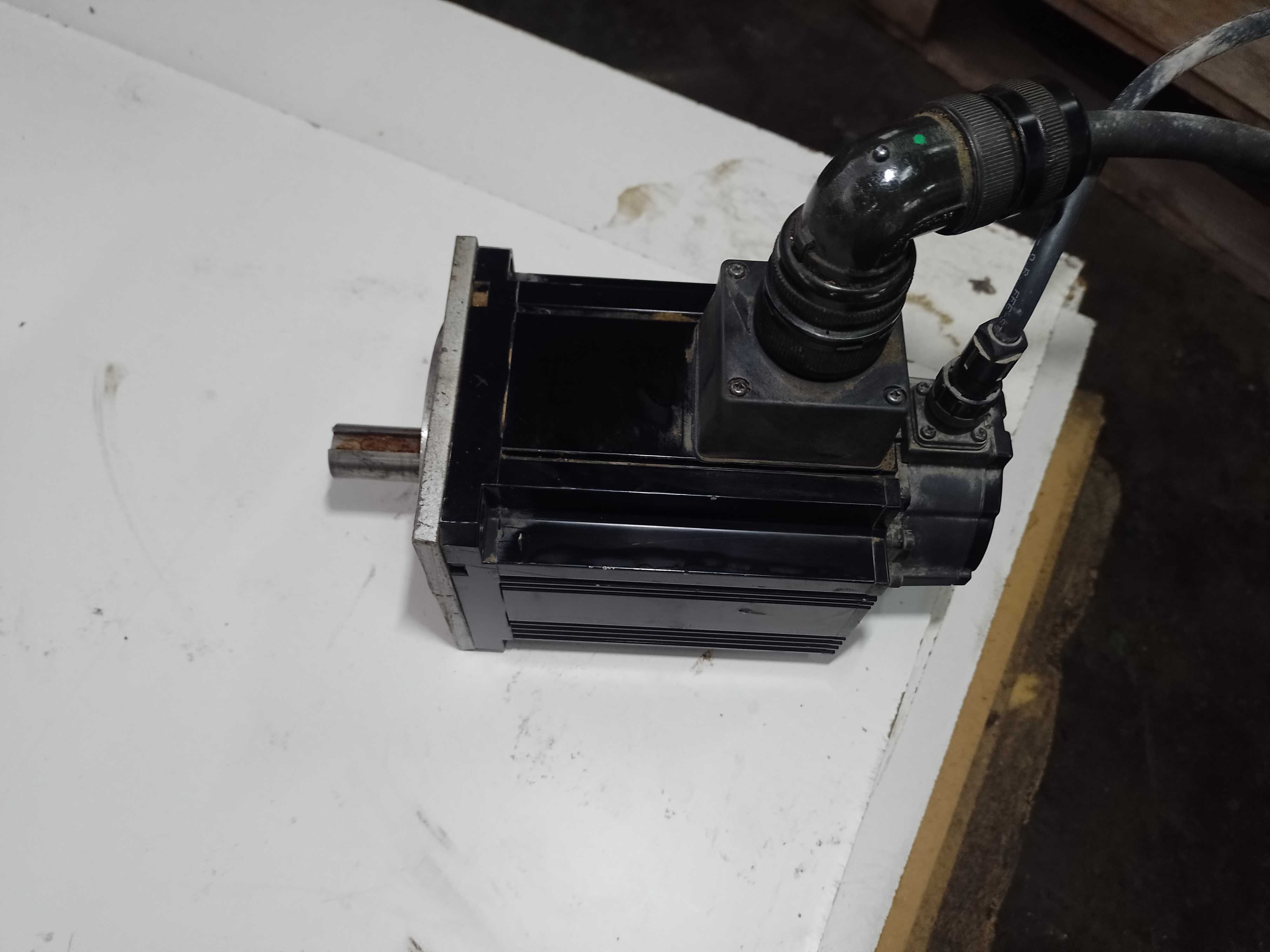 Serwomotor z enkoderem „OMRON”  -R88M-K3K030F-S2