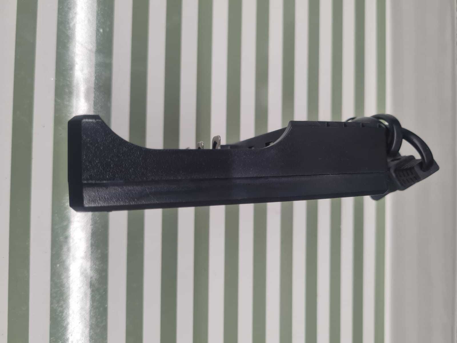 Carregador de Pilhas USB de 4 slots (ajustáveis ao tamanho da pilha)