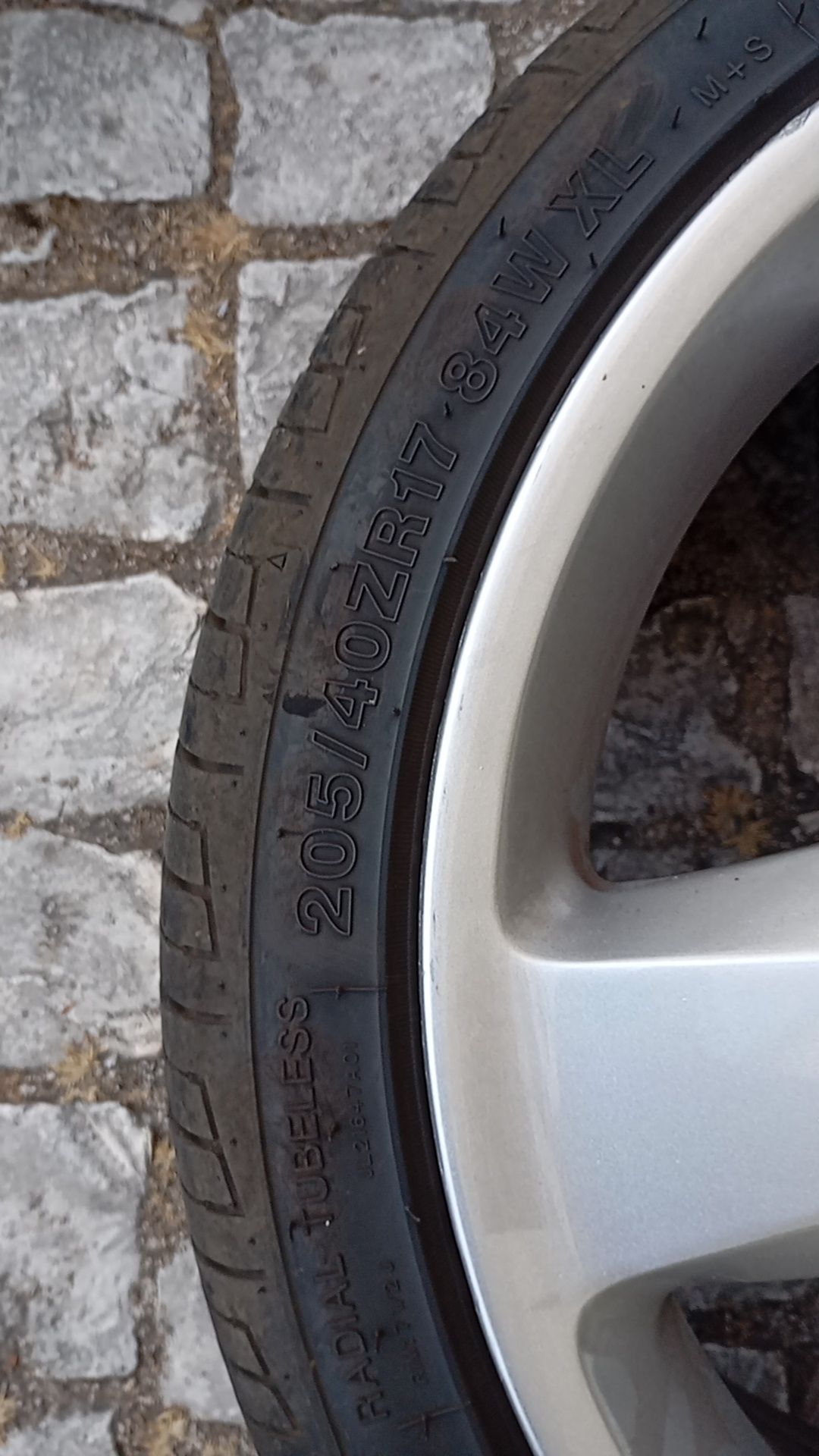 Jantes 17 com 2 pneus novos e 2 semi novos