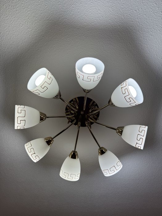 Люстра   потолочна   на   8 плафонів