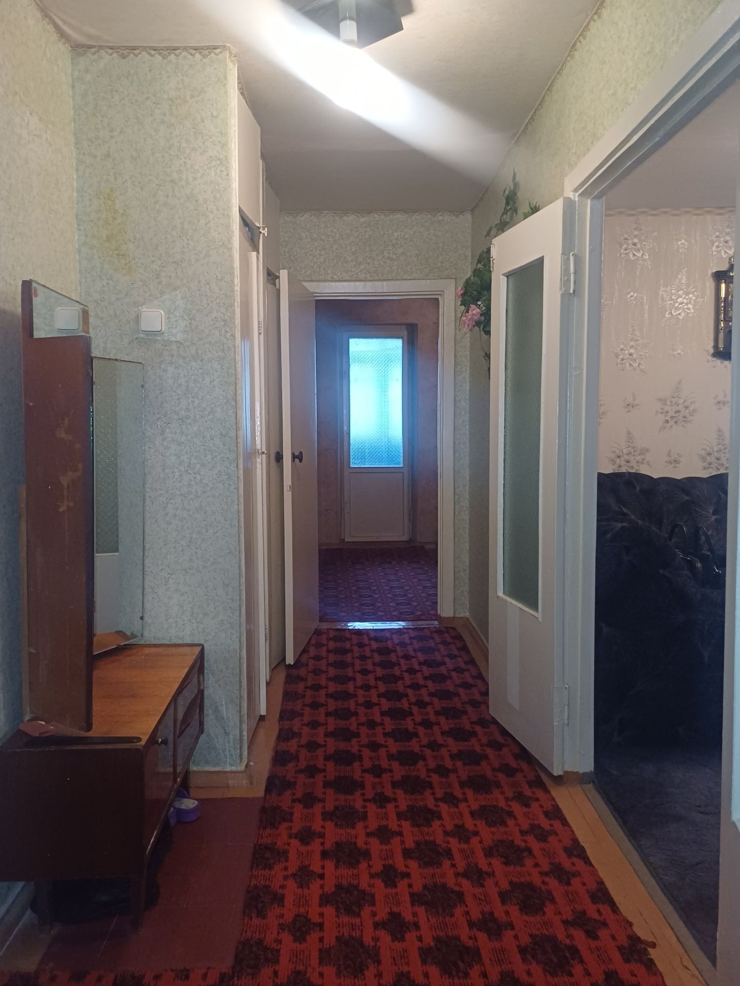 Продам 2х комн квартира чешка 50м у. Героев Мариуполя возле Нов почта!