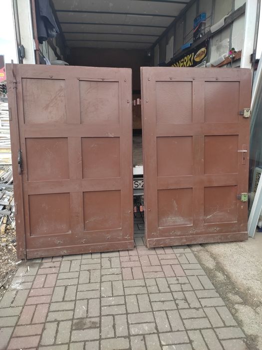 Drzwi garażowe drewniane grube i masywne