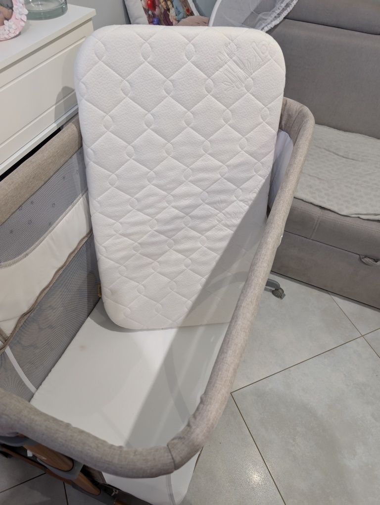 Sprzedam łóżeczko dostawne Momi Smart Bed beżowe