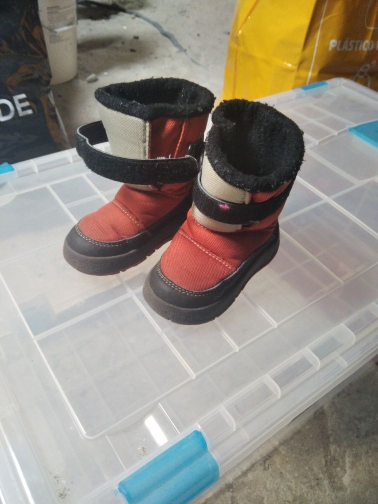 Botas de criança para a neve.