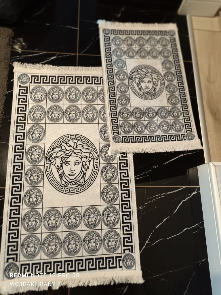 Dywanik antypoślizgowy w różnych wymiarach czarno białe Versace