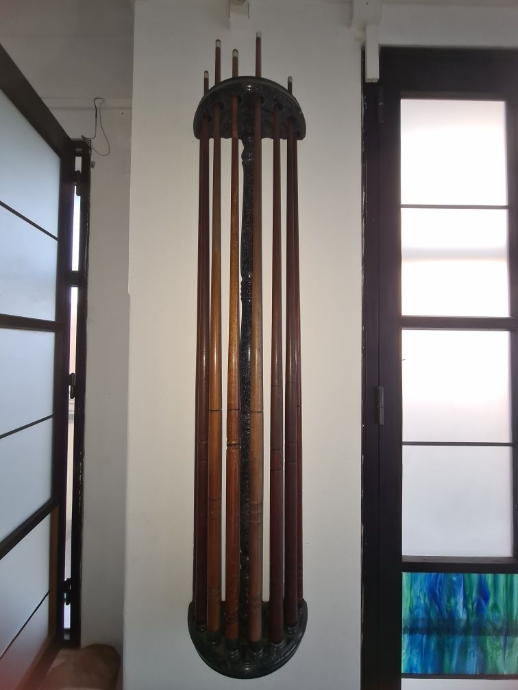 Suporte de parede com 8 tacos de snooker