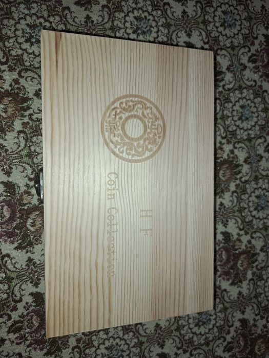 Дерев'яна скринька для зберігання 50 монет діаметром 30 мм