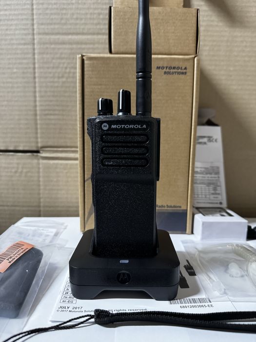 Нова Motorola DP4400e, VHF, AES256 + гарнітура та 2 АКБ, карабін, шнур