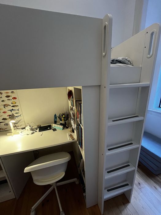 Beliche com secretaria e closet.