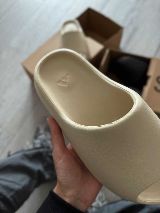 Бежевые тапочки Adidas Yeezy Slide черные шлепанцы адидас изи слайд
