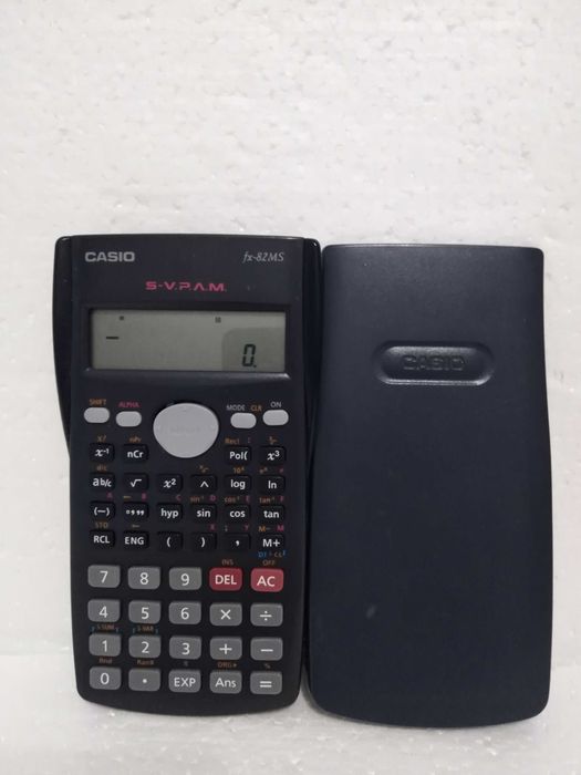 Calculadora Científica Casio FX-82MS