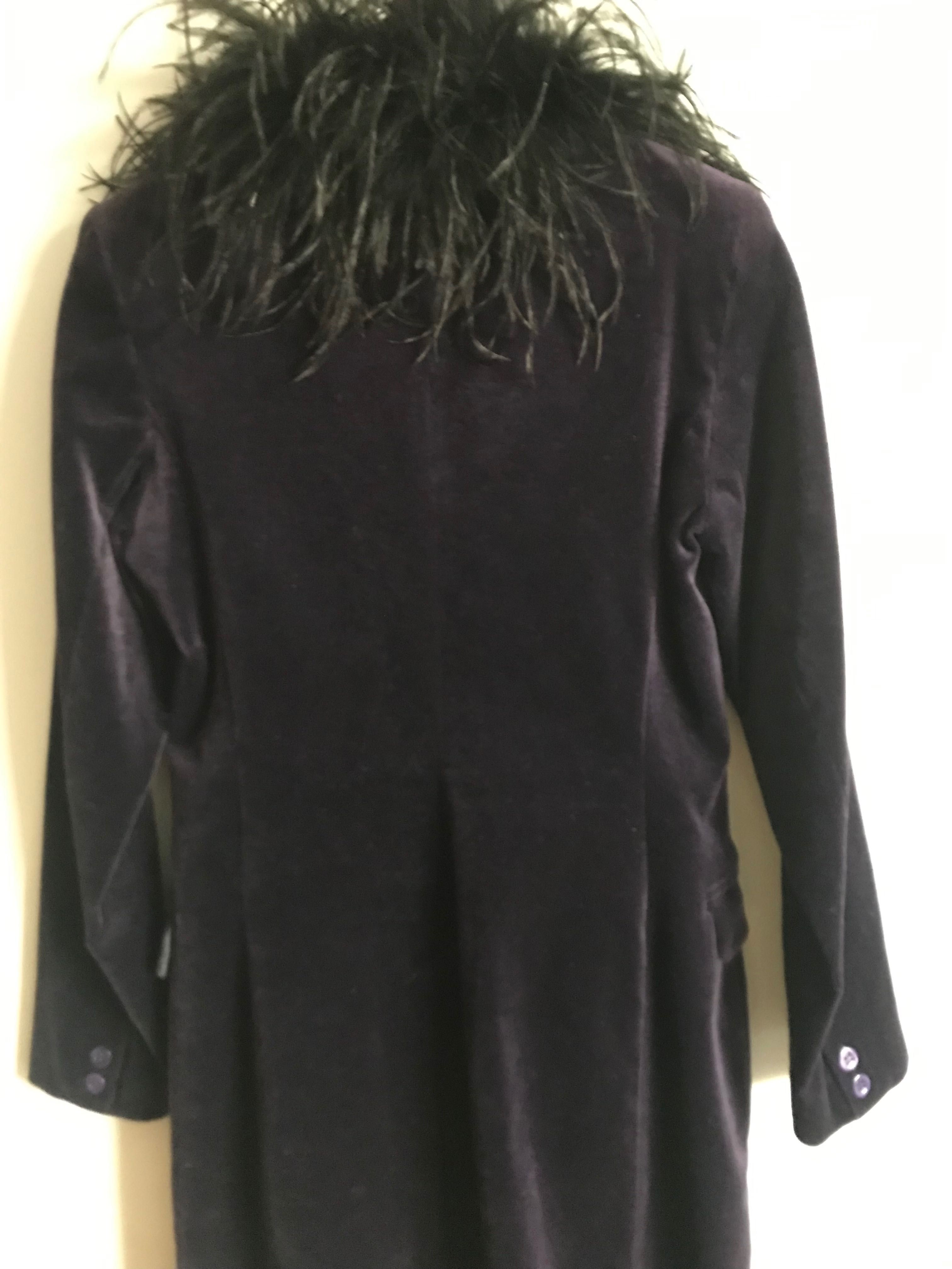 Fioletowy aksamitny płaszcz S z piórami strusia styl lat 70 tych