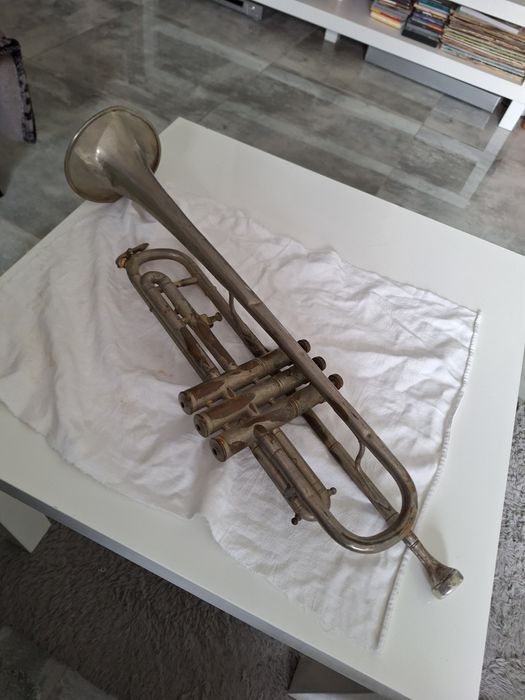 Stara wojskowa trabka Couesnon  nr 38181 syg. III Rzeszy R.d.K 276