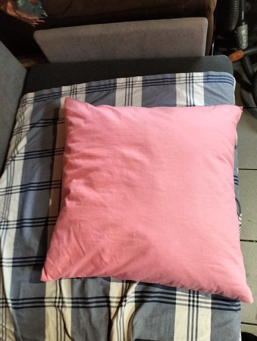 Poduszka z pierza 50 cm na 50 cm ma swoje lata stan idealny
