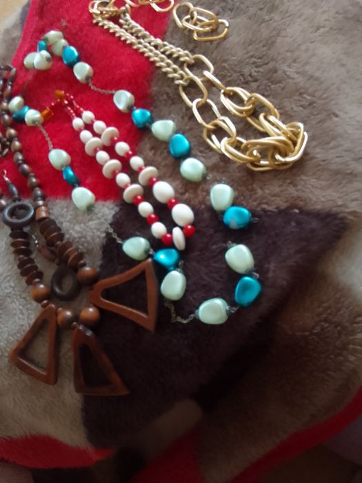 Бижутерия для женщин коль ца' браслеты.броши.бус ы.