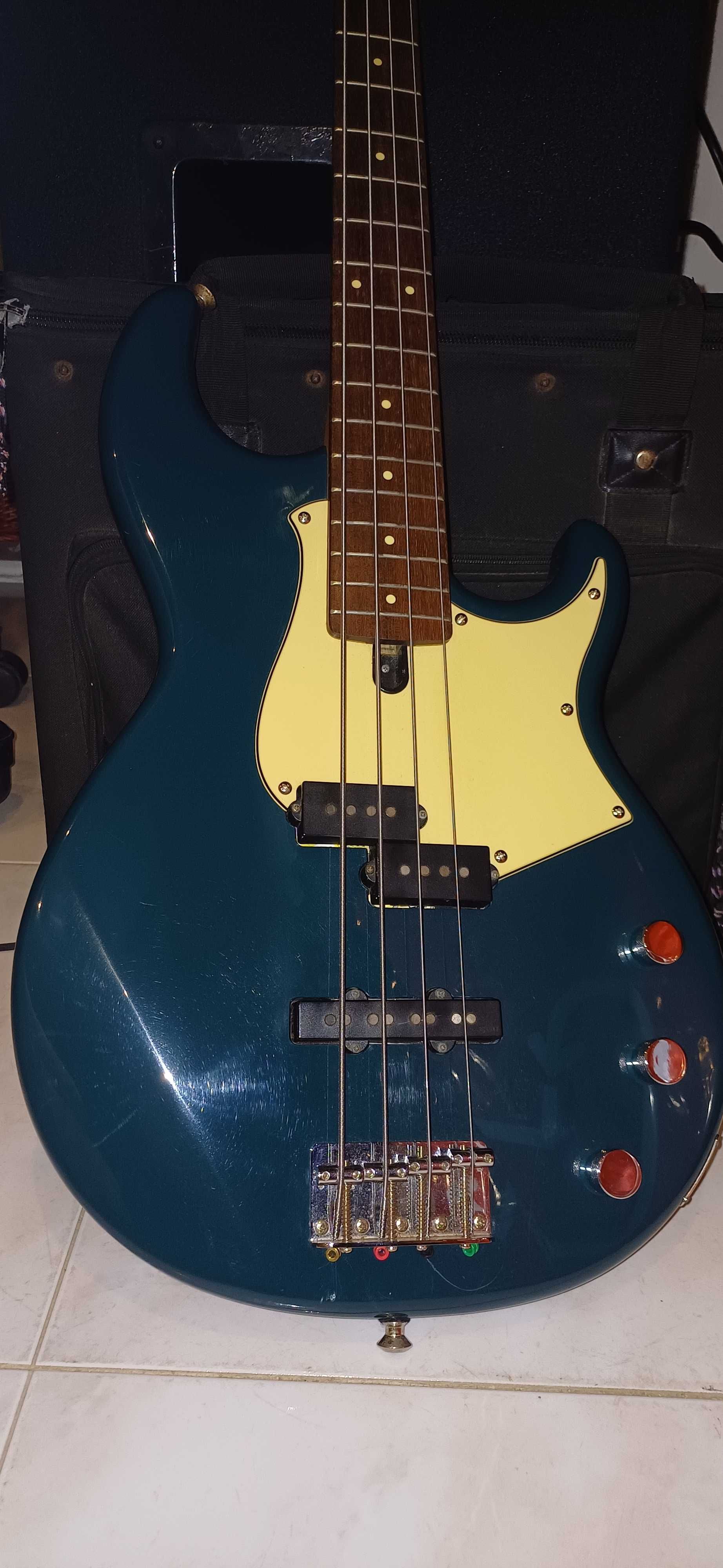 Baixo yamaha bb434