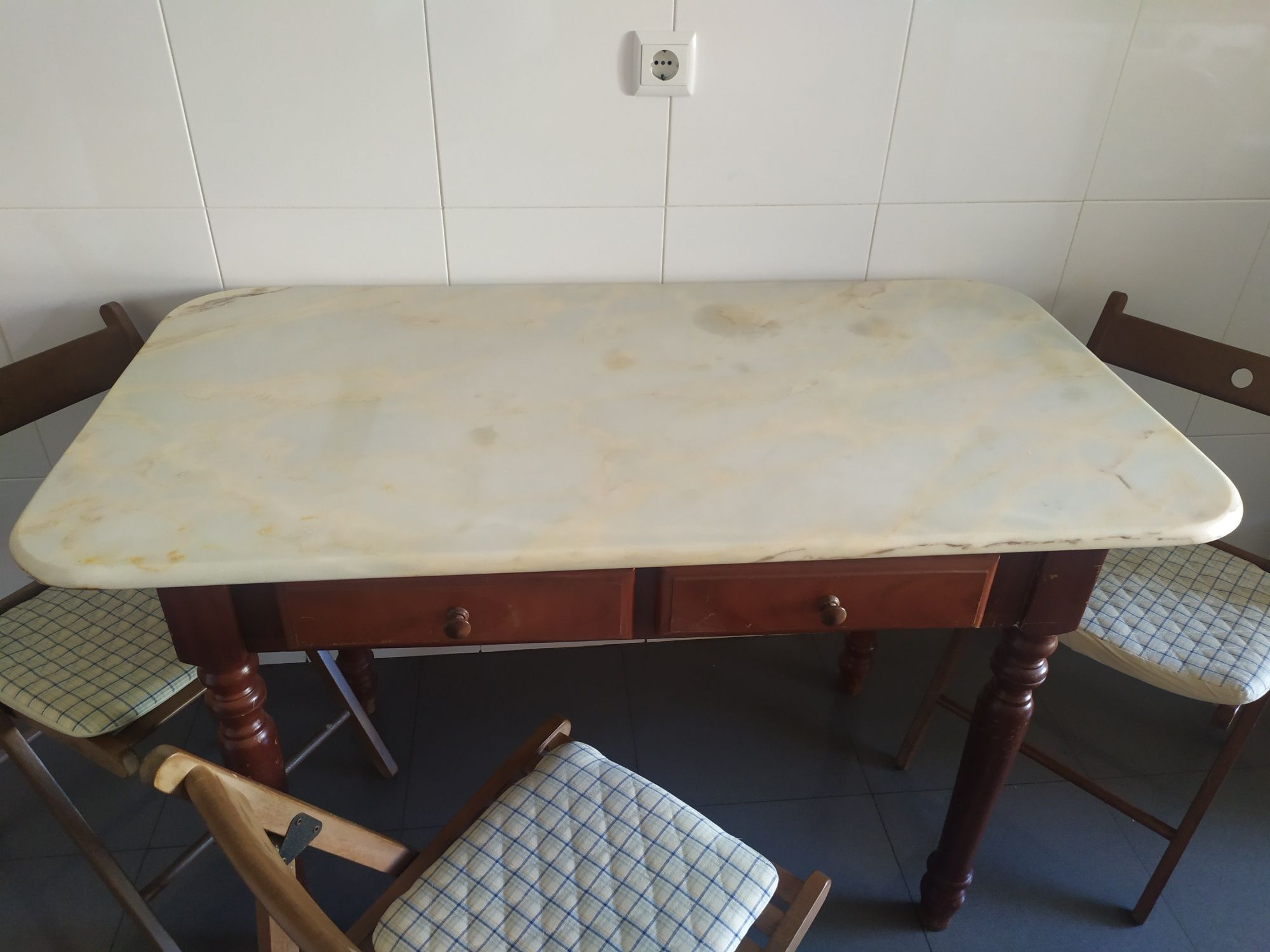 Mesa mármore  com três cadeiras