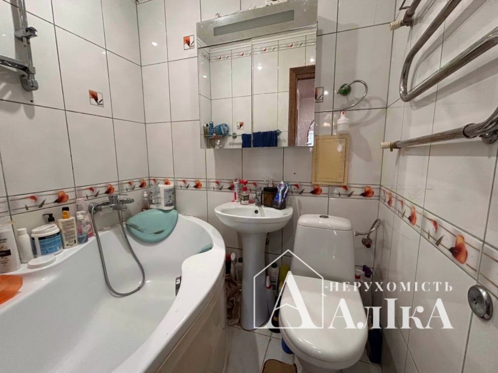 Продам 3-кімнатну квартиру з індивідуальним опаленням в самому центрі