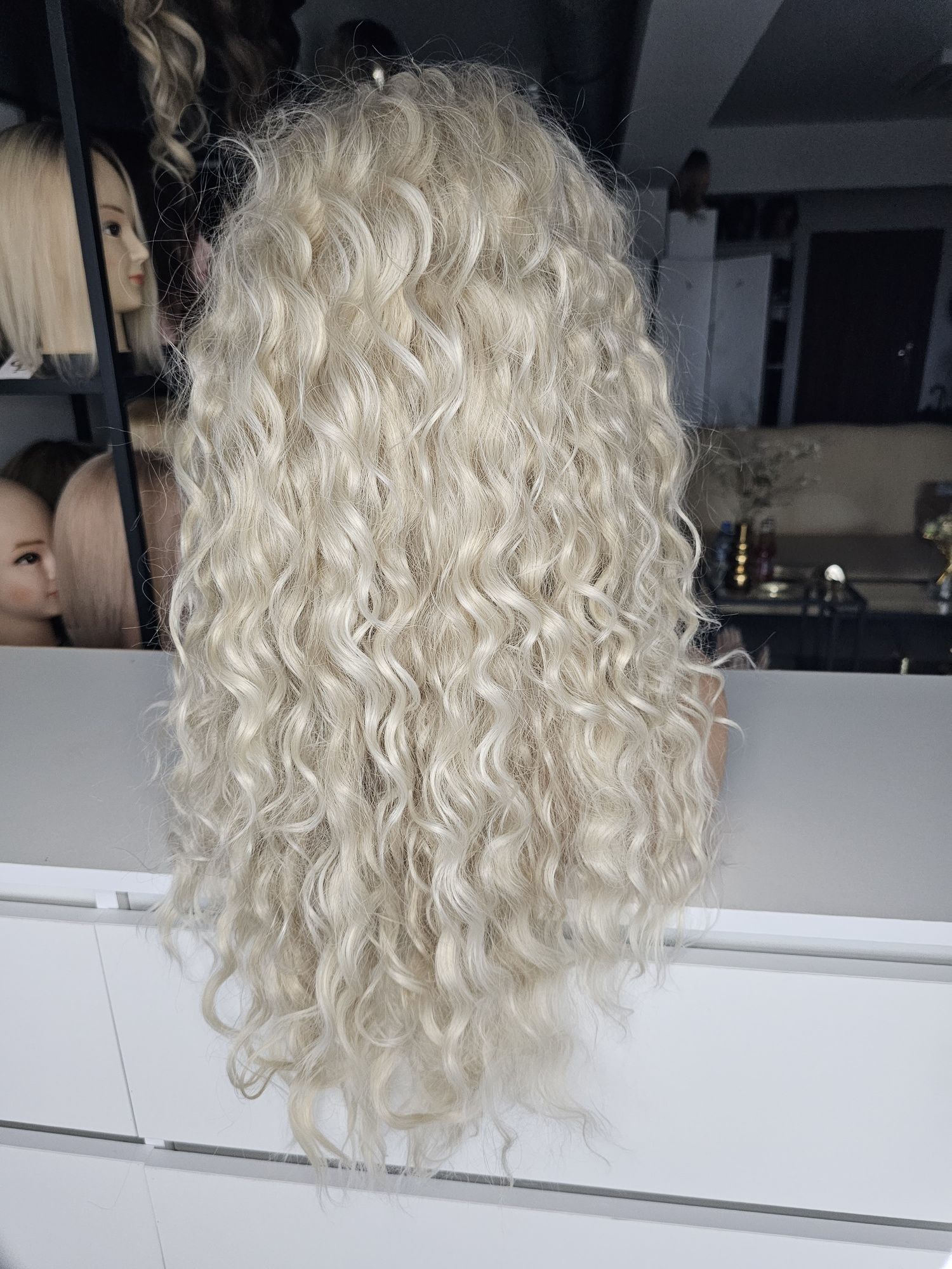 Długa peruka fale loki afroloki chodny blond Shakira