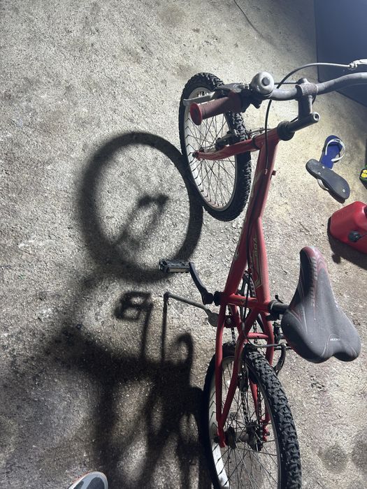 2 bicicletas muito antigas