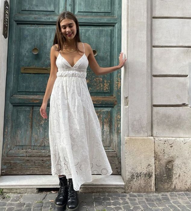 Біла сукня міді з прошви від Zara з корсетною спинкою