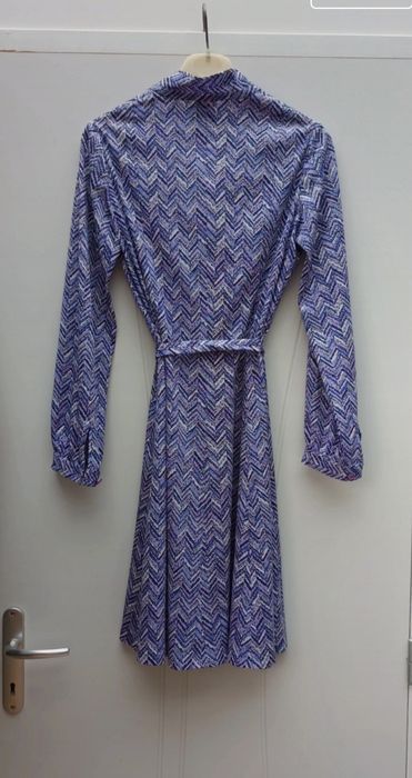 Vestido às riscas com gravata e cinto