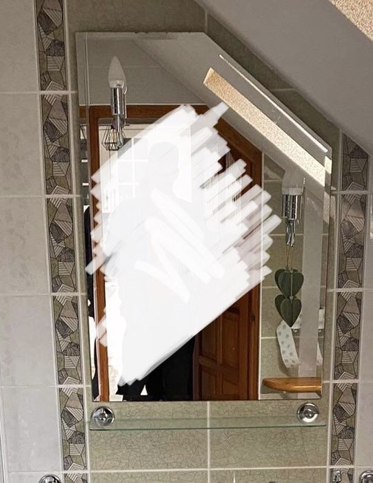 Lustro łazienkowe z oświetleniem i pólka szklana