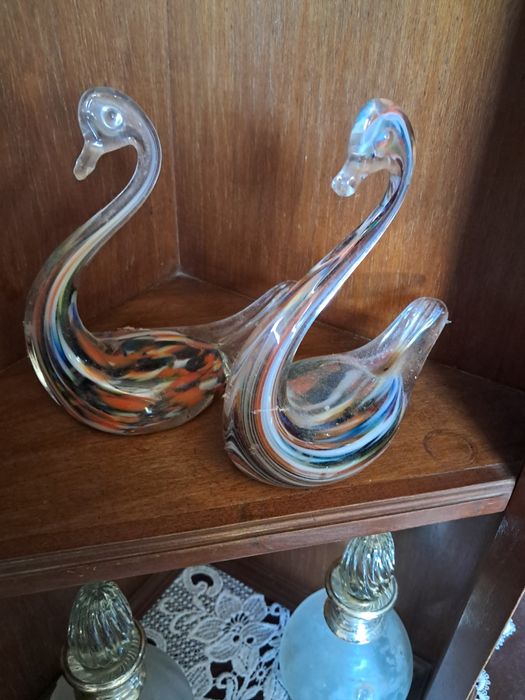 Dois pisa papeis cisnes em vidro opalino