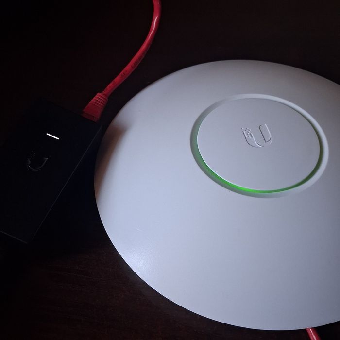 Точка доступа Ubiquiti UniFi AP AC Pro