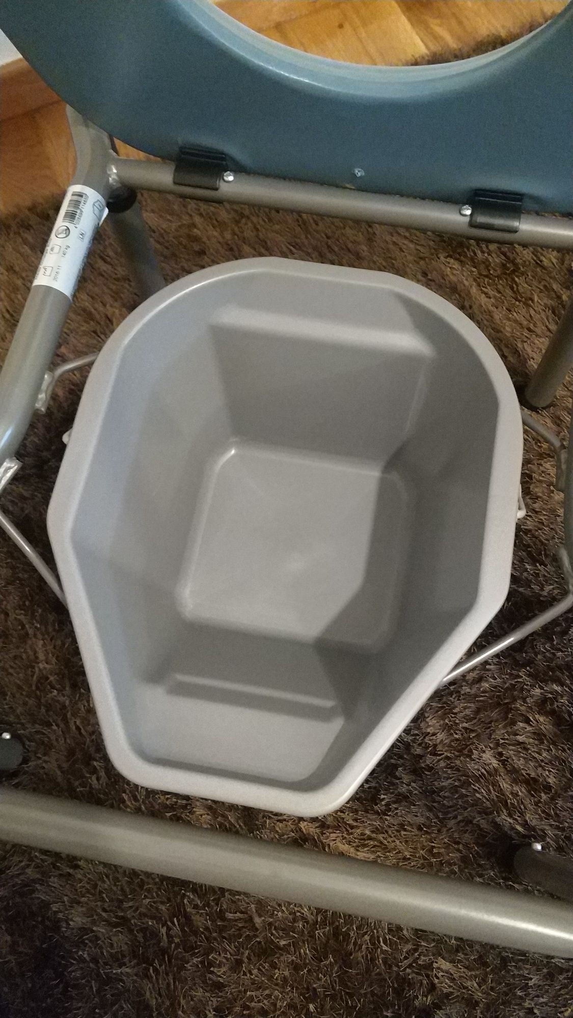 Cadeira sanitária com ajuste em altura