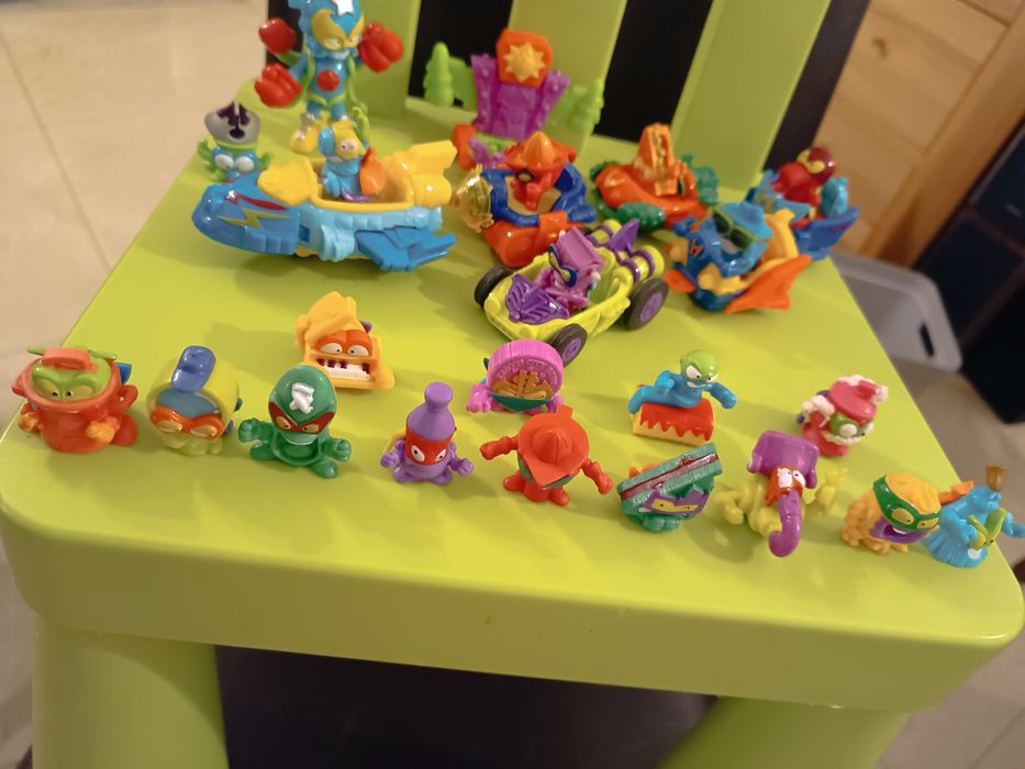 Zestaw figurek u pojazdów zings