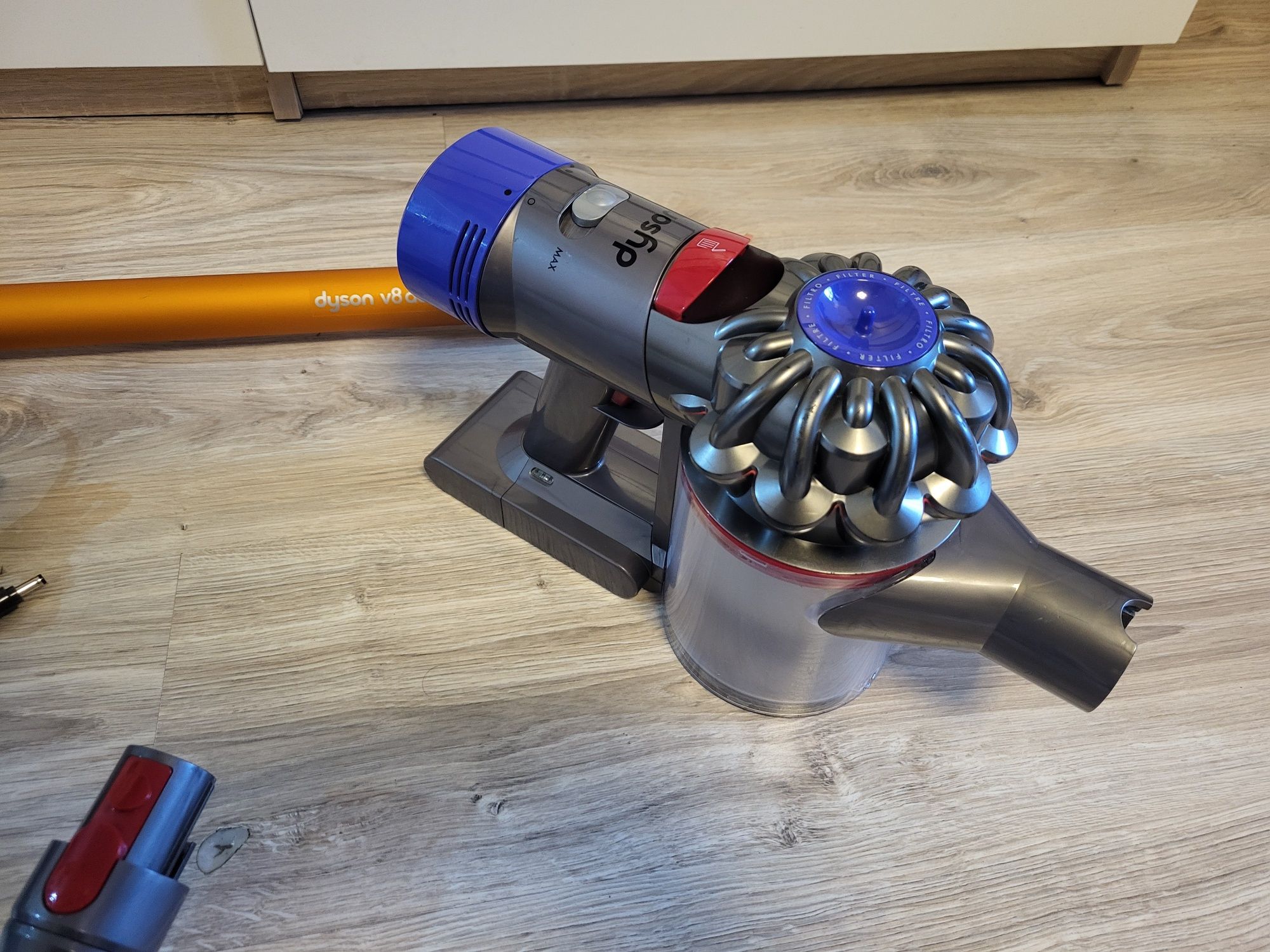 Odkurzacz Dyson v8 absolute bezprzewodowy pionowy ładny