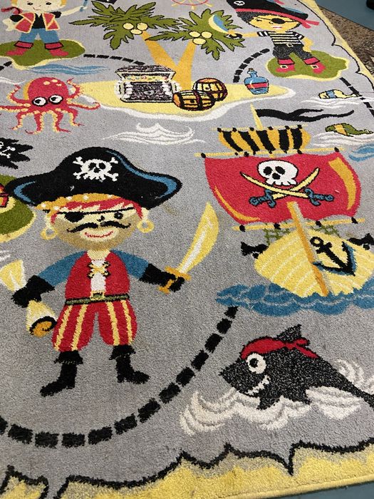 Килим дитячий з натуральноі нитки . Чистий на полу не лажав .