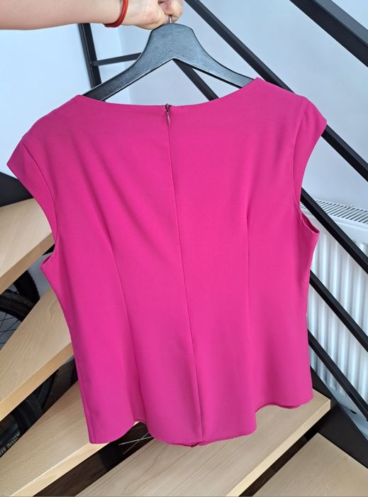 Bluzka z ozdobną falbanką Pretty One 42 XL fuksja