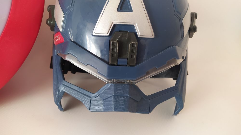 Капитан Америка боевой набор щит свет и звук и маска свет от Хасбро