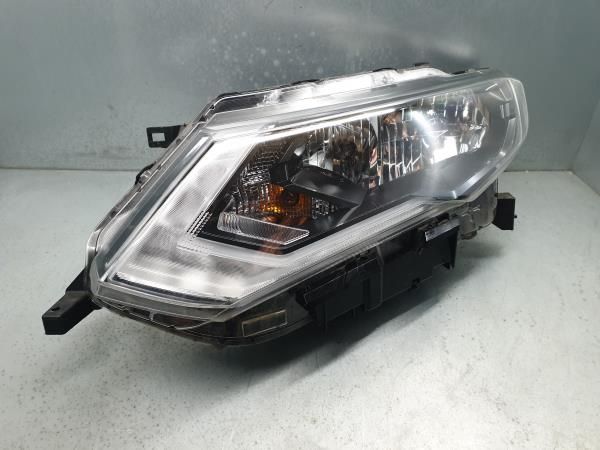 Ótica / farol esquerda NISSAN X-Trail (T32)