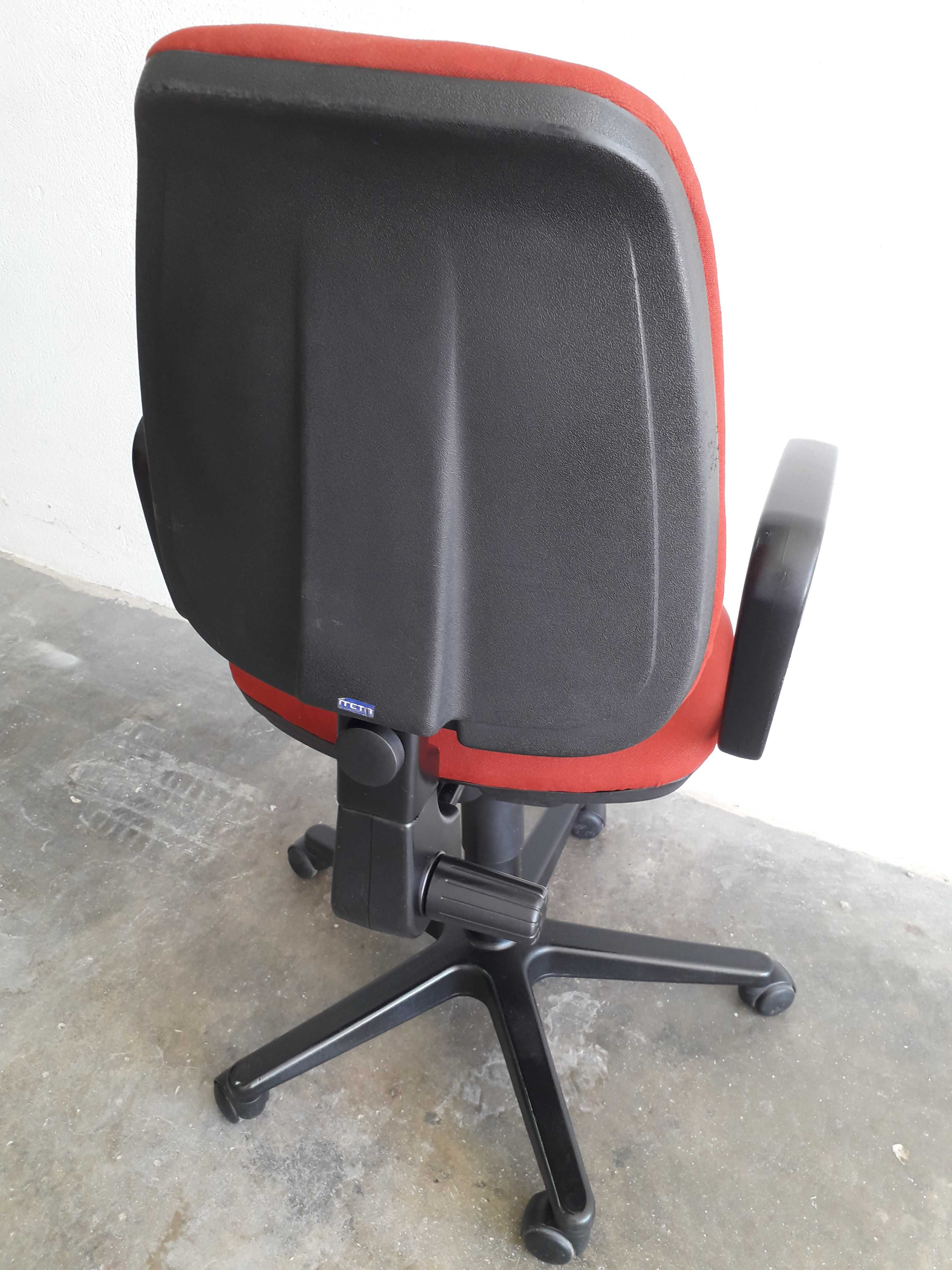 Cadeira escritório c/rodas muito bom estado estufada a cor vermelha