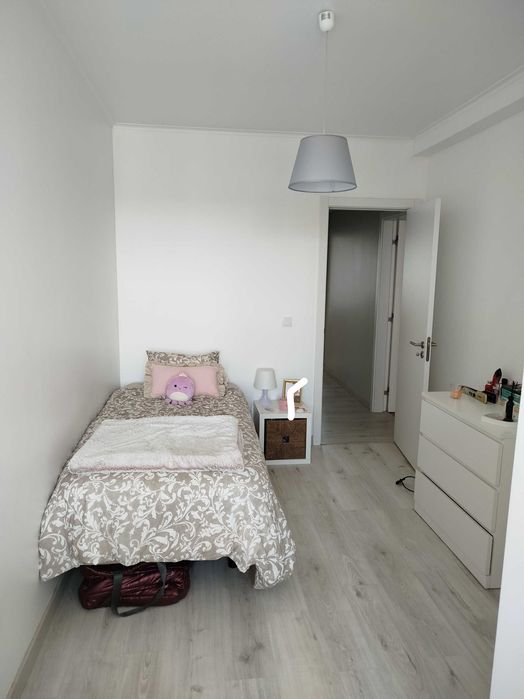 Arrendo quarto junto ao metro ,  Almada
