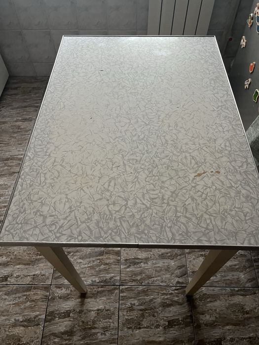 Стіл кухонний,ніжки дерево