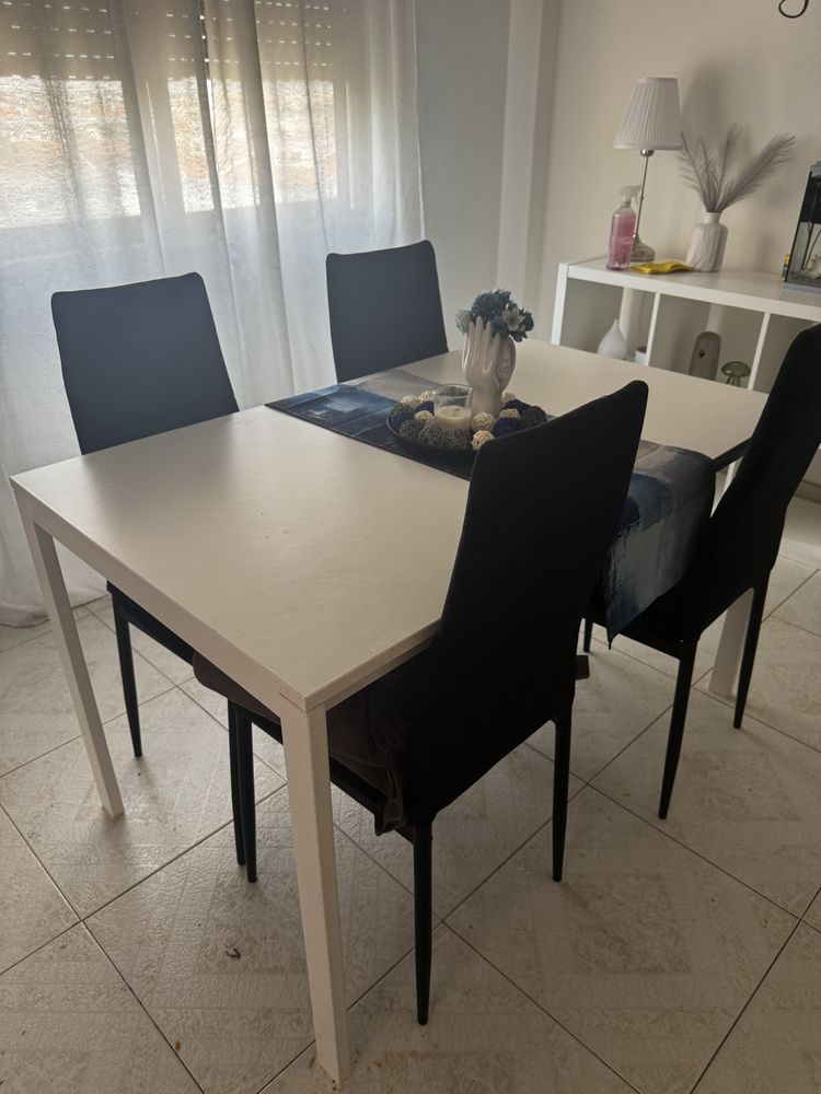 Mesa branca ikea + cadeiras