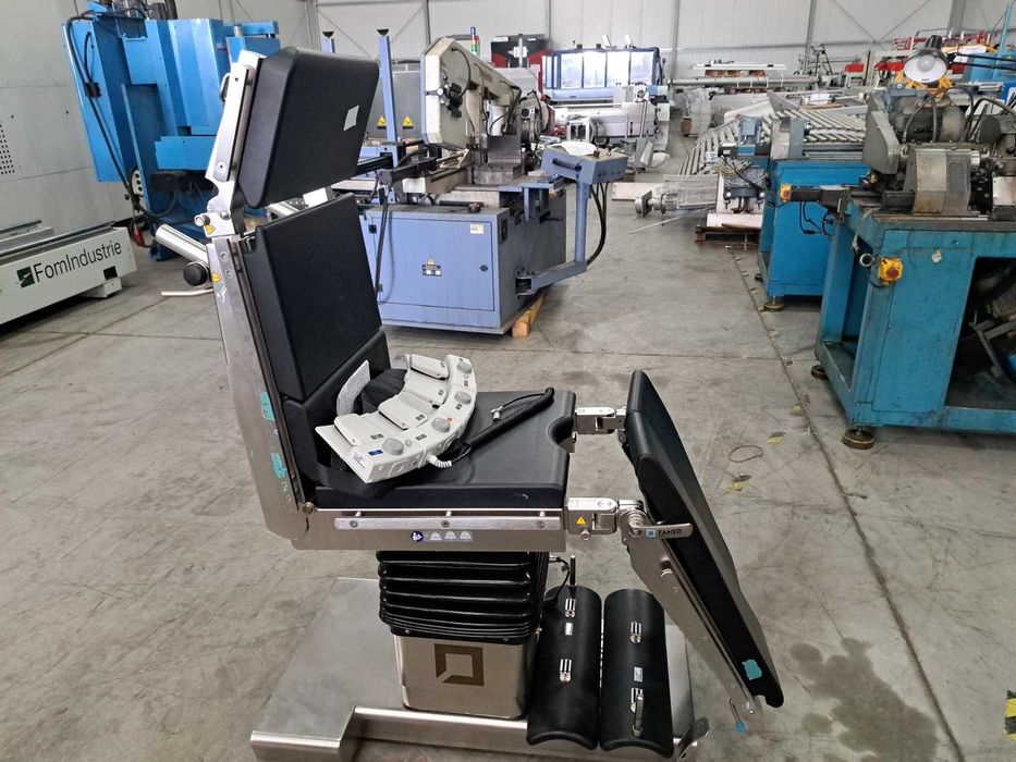 Pięciosegmentowy stół operacyjny z pasami i sterownikiem FAMED SU-03