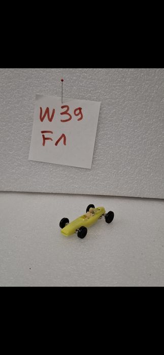 Autko wyścigówka z kierowcą prl